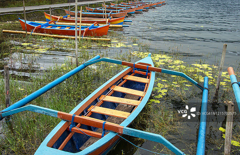 巴厘岛布拉坦湖乌伦达努寺旁的停泊船只图片素材