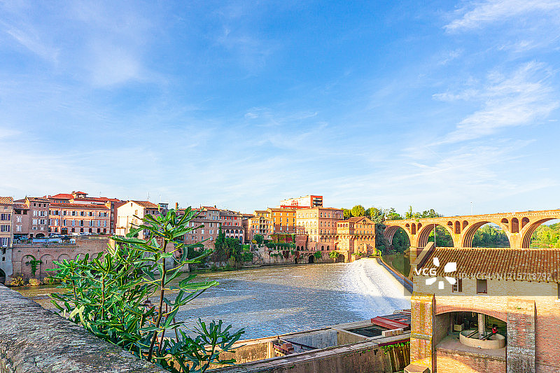 法国阿尔比夏季阳光明媚的一天图片素材