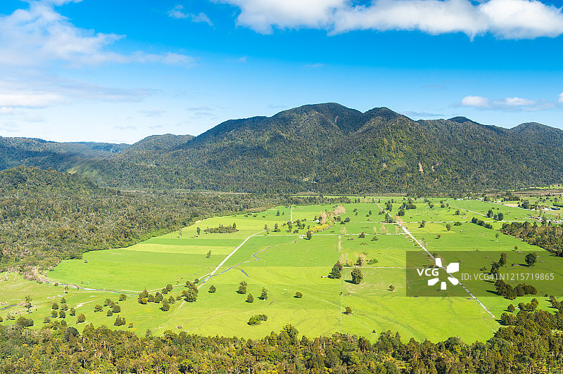风景秀丽的马西森湖福克斯冰川镇南阿尔卑斯山山谷新西兰图片素材