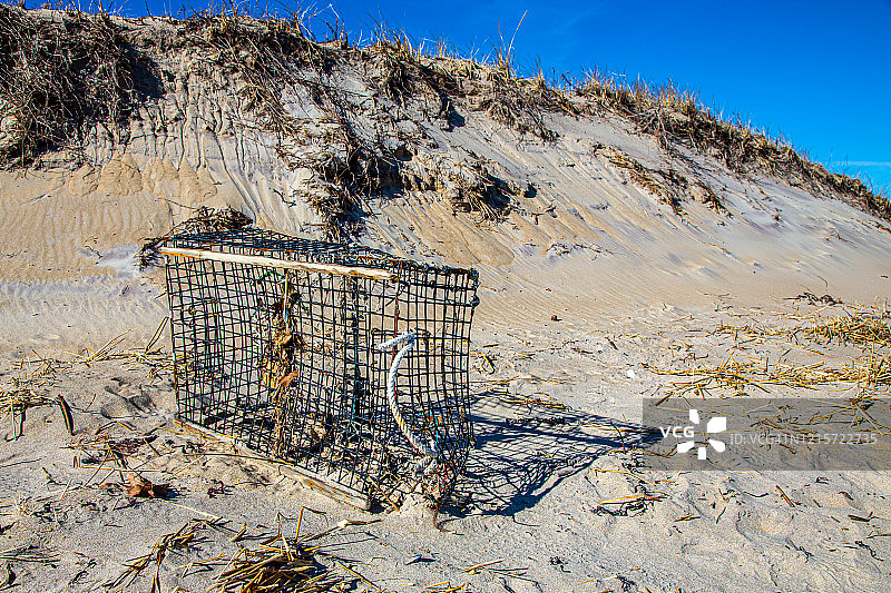 沙滩沙丘上的龙虾陷阱图片素材