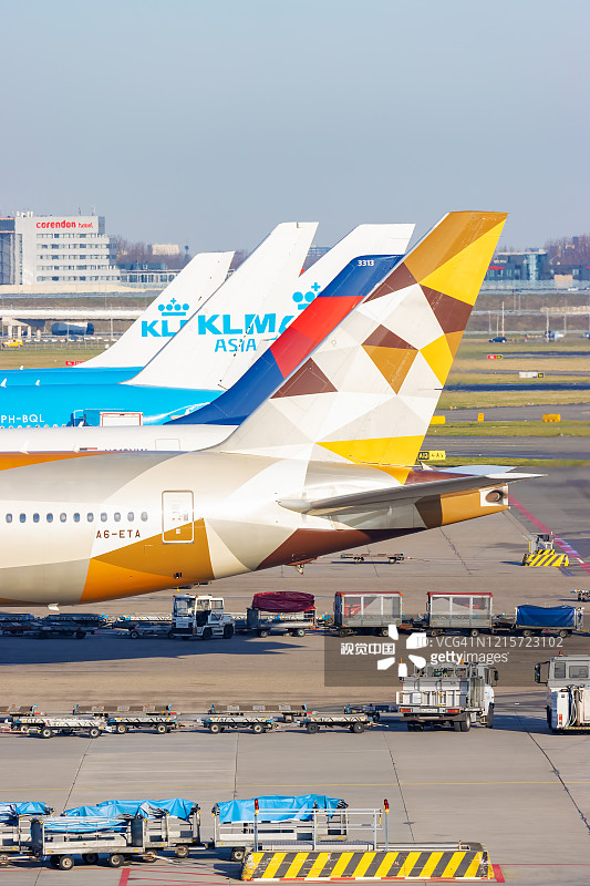 停在荷兰史基浦机场的航空公司飞机的后机翼图片素材
