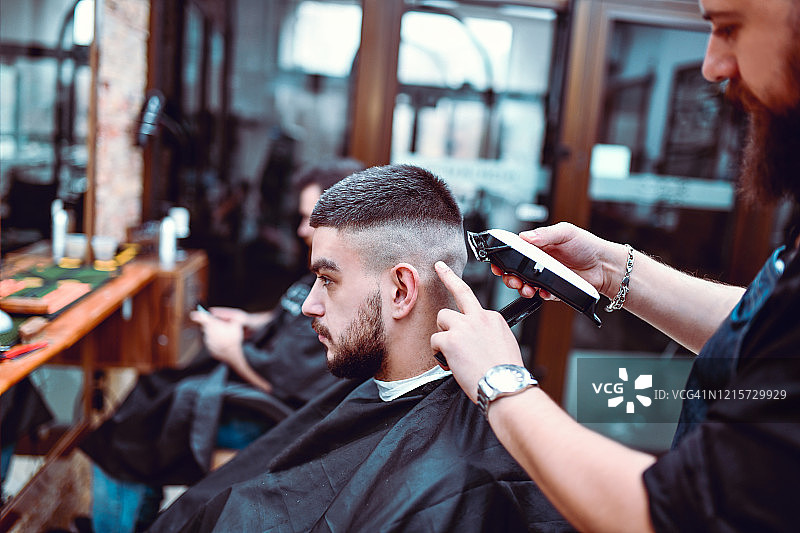 男人在理发店理发图片素材