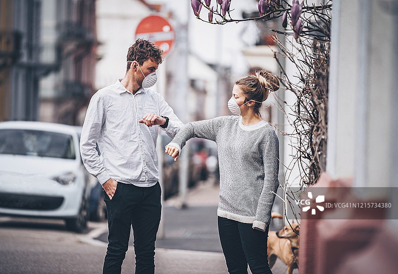 年轻夫妇在街角碰肘图片素材