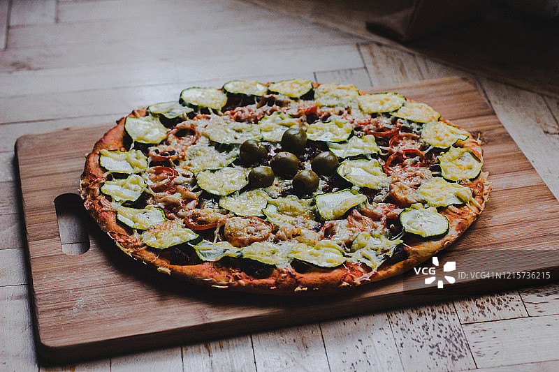 健康的自制西葫芦奶酪披萨图片素材