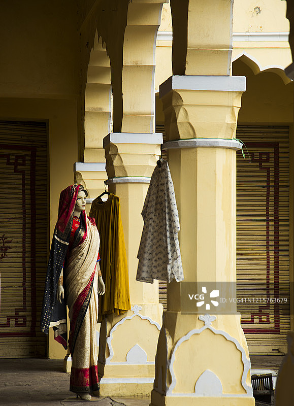 斋浦尔城市宫殿入口处的手工木制雕像，印度拉贾斯坦邦图片素材