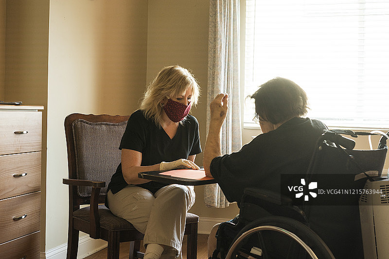 新冠疫情期间的言语治疗图片素材