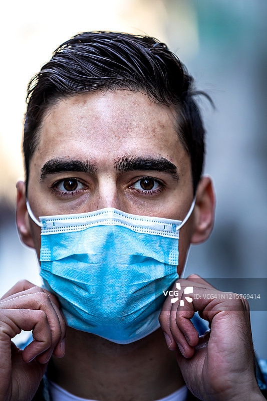 戴着医用口罩的害怕年轻人图片素材