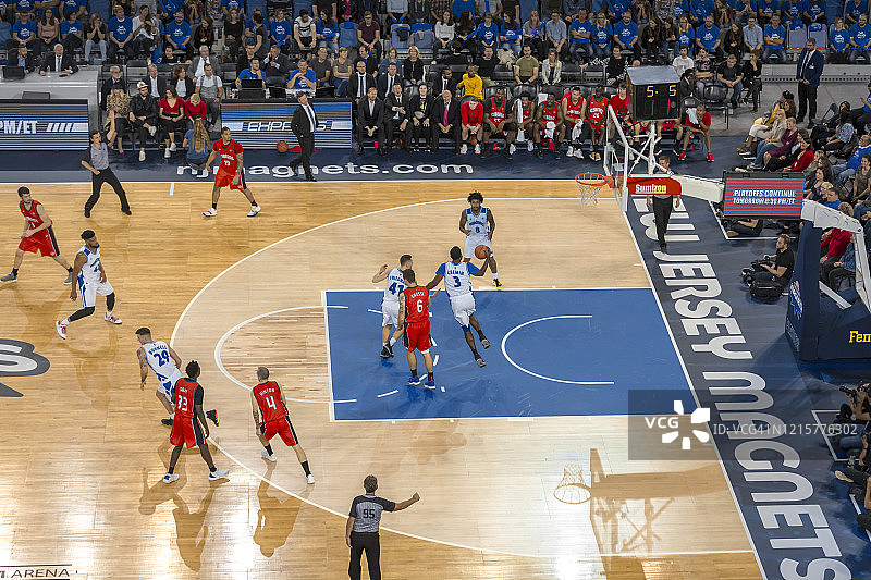 篮球运动员争球图片素材