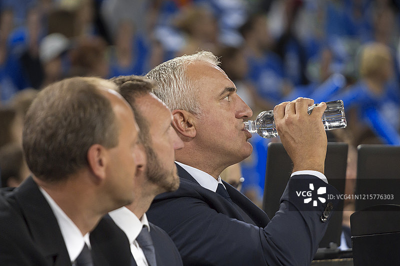 篮球教练喝水图片素材