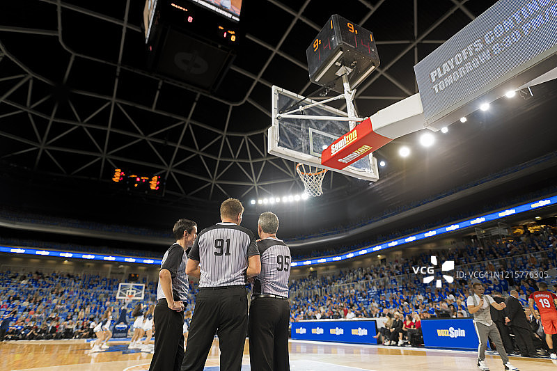 站在球场上的裁判图片素材