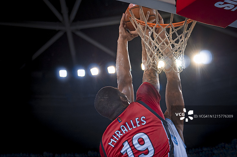 篮球运动员尝试扣篮图片素材