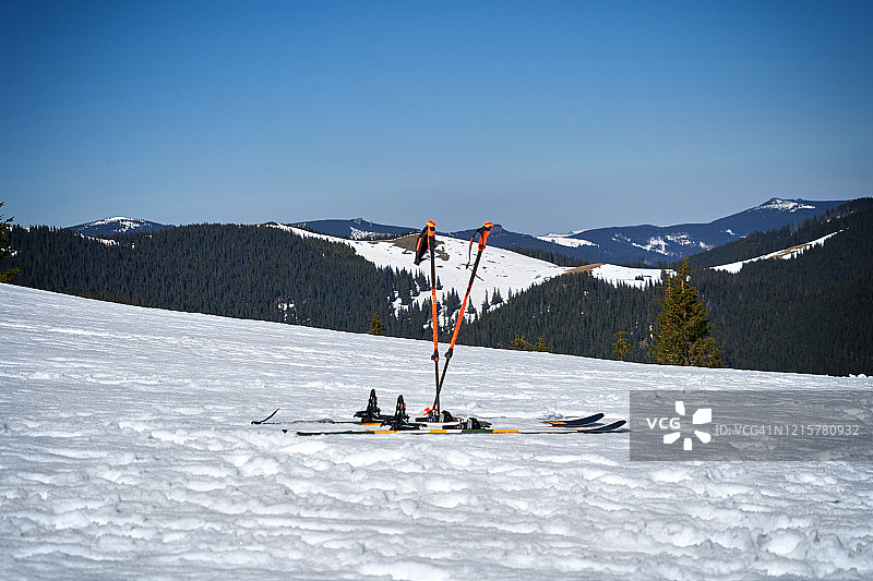 在罗马尼亚卡利马尼山脉冬季滑雪徒步图片素材