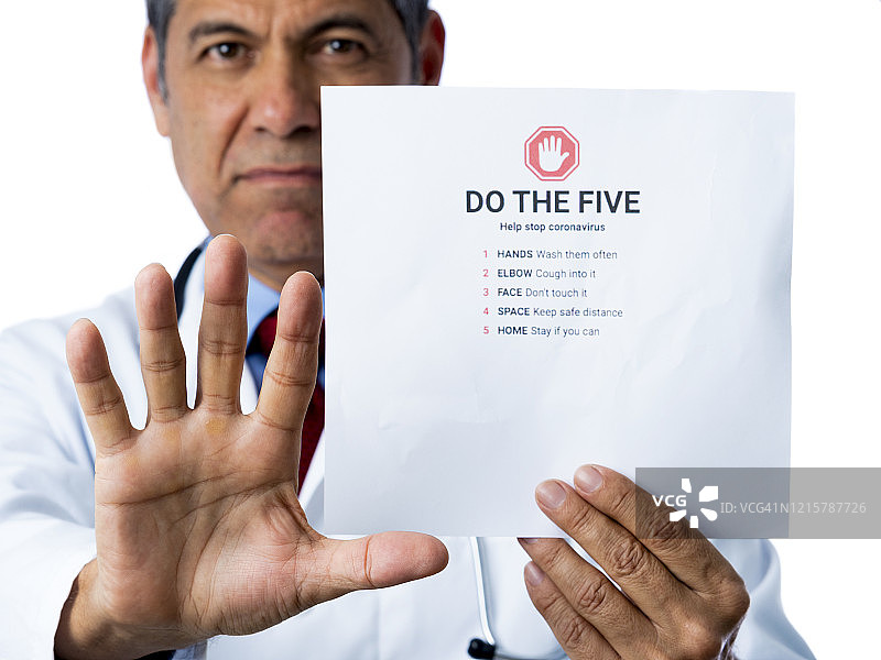 医生展示五个手指，代表纸上帮助阻止新冠病毒的五项指南图片素材