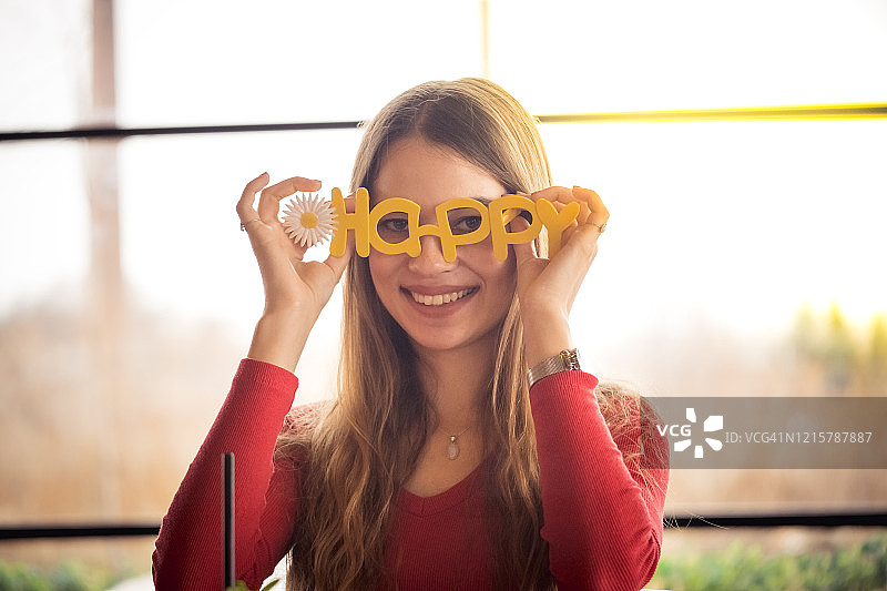 年轻女人在庆典派对上的肖像图片素材