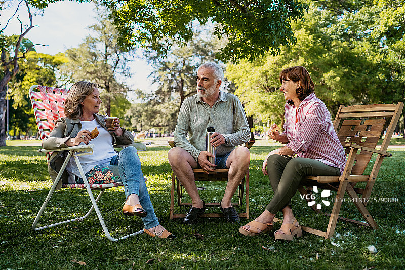 老年朋友野餐图片素材