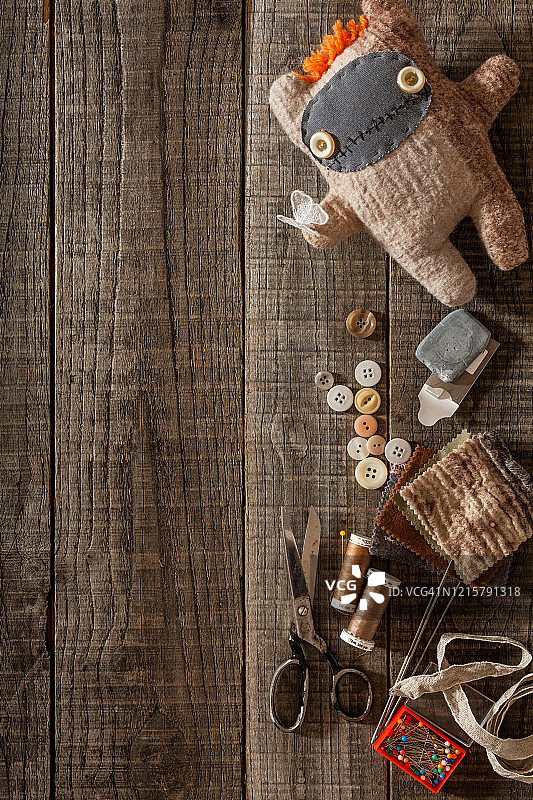 木质背景上的艺术工艺品俯视图图片素材