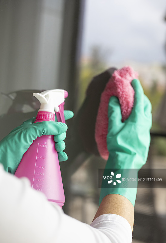 女人清洁窗户图片素材