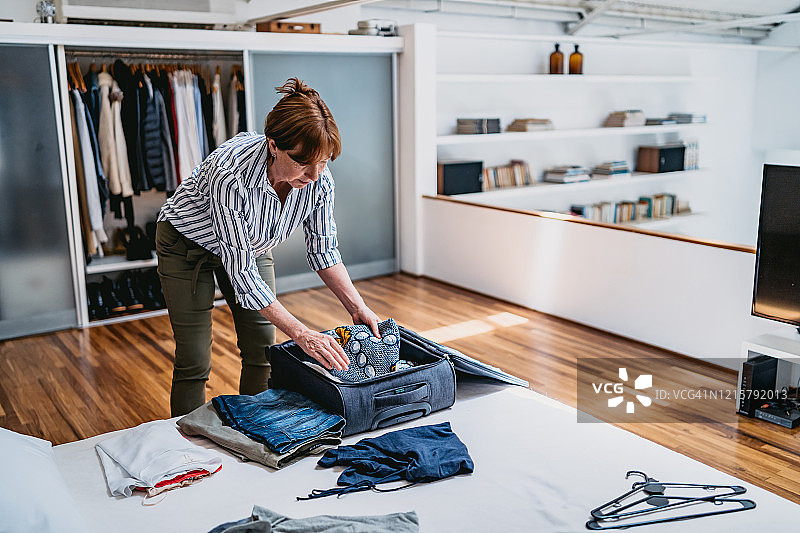 年长的女人收拾行李图片素材