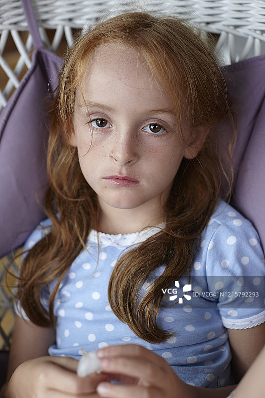 特写镜头下直视镜头的红发女孩图片素材