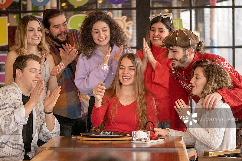 朋友们一起庆祝生日图片素材