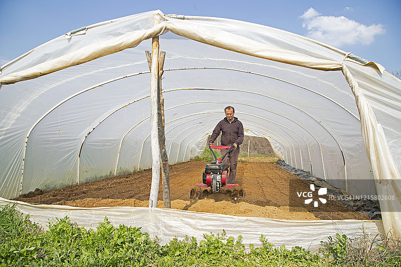 男人耕地图片素材