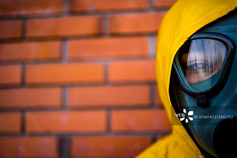 戴防毒面具的男人图片素材