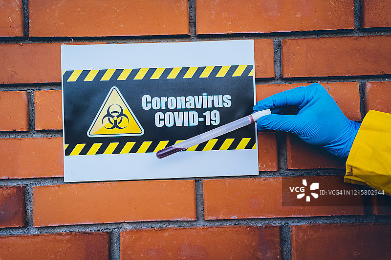 冠状病毒警告标志和已检测的冠状病毒样本图片素材