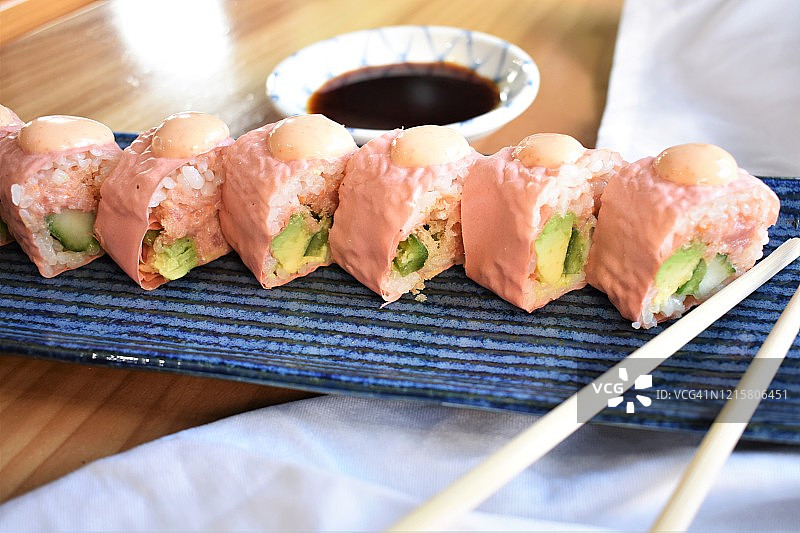 香辣金枪鱼牛油果手卷图片素材