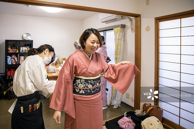 年轻女人在家整理和服图片素材
