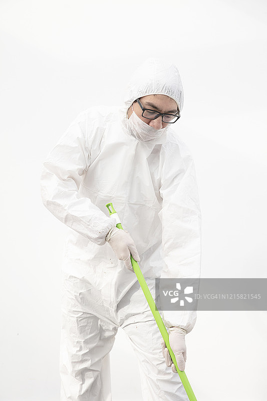 身穿防护服的清洁人员图片素材
