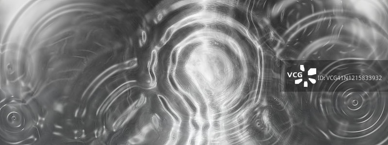 水面扩散的波纹图片素材