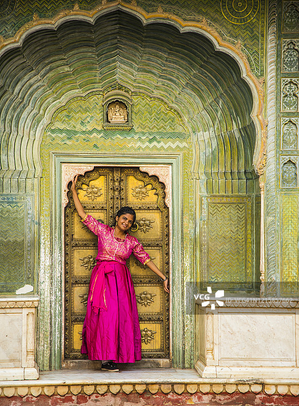 在拉贾斯坦邦斋浦尔城市宫殿的印度年轻女人图片素材
