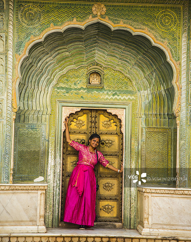 在拉贾斯坦邦斋浦尔城市宫殿的印度年轻女人图片素材