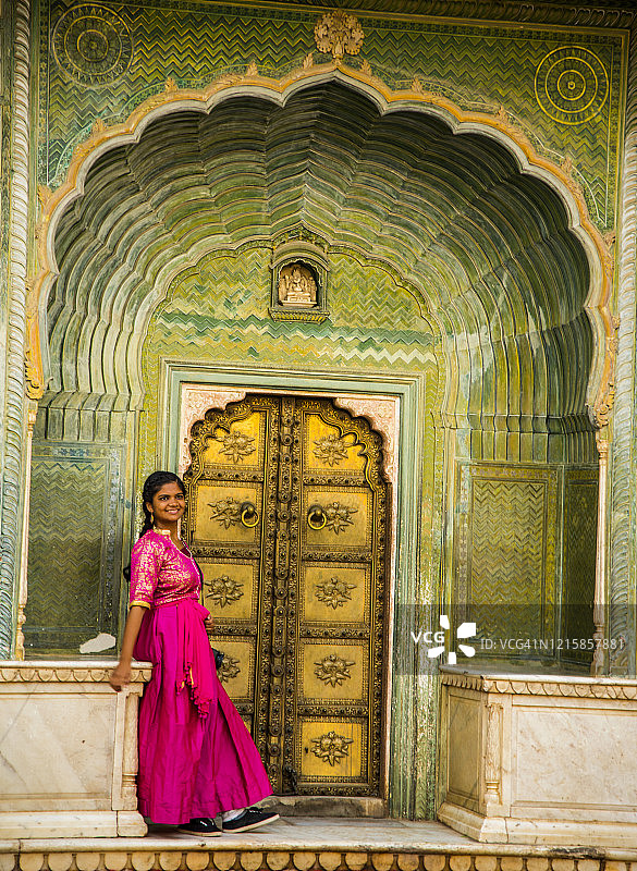 在拉贾斯坦邦斋浦尔城市宫殿的印度年轻女人图片素材