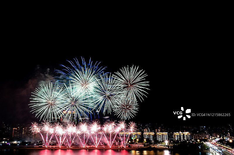 城市里美丽的烟花图片素材