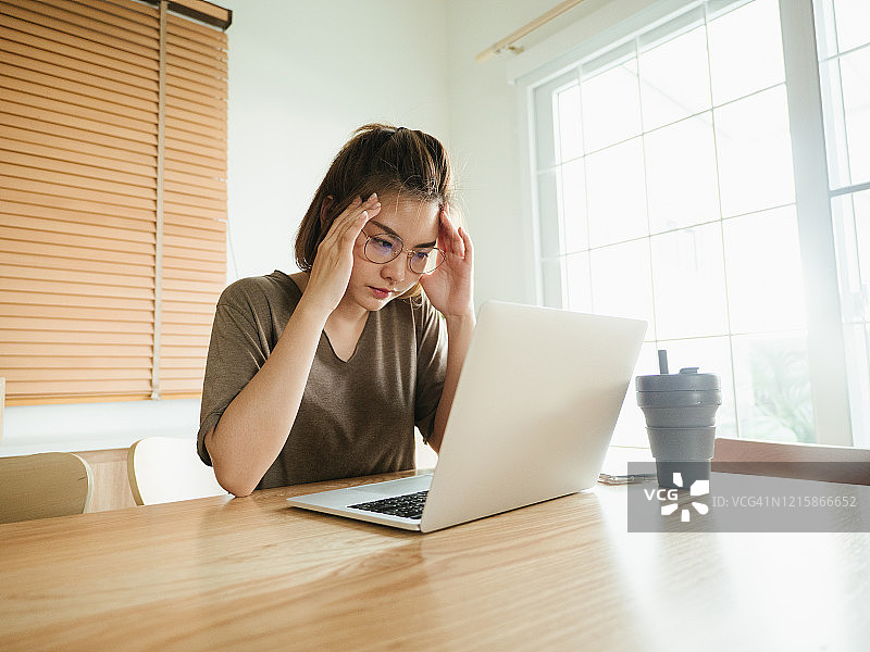 情绪低落的女性高管坐在办公桌前图片素材