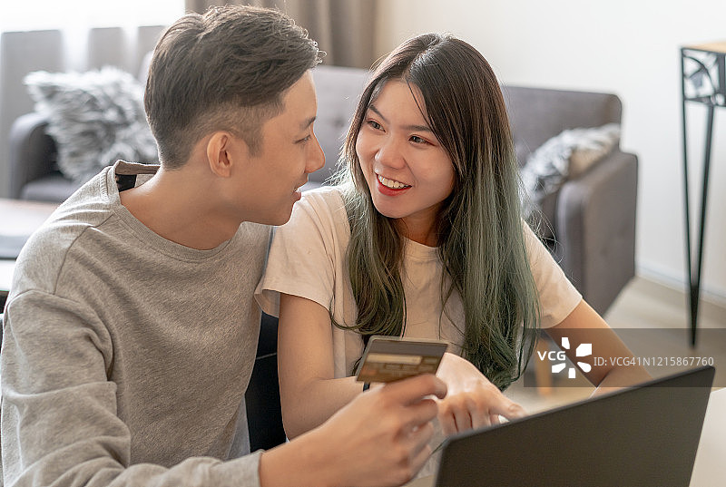 年轻的亚洲夫妇使用信用卡进行在线支付图片素材
