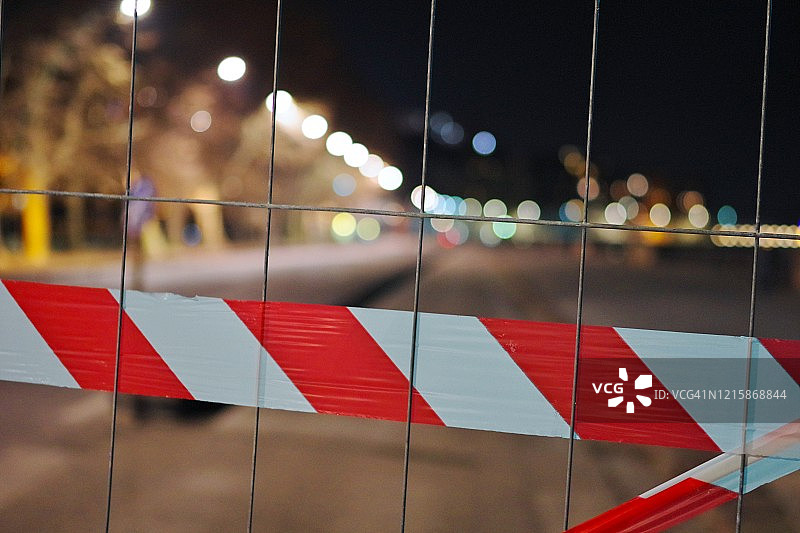 警戒线与铁丝网，背景是天空图片素材