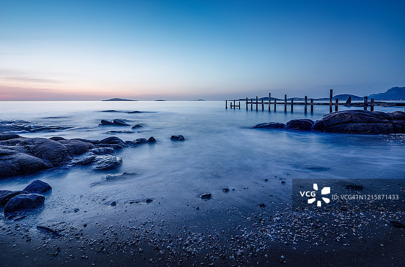 清晨的礁石海岸线图片素材