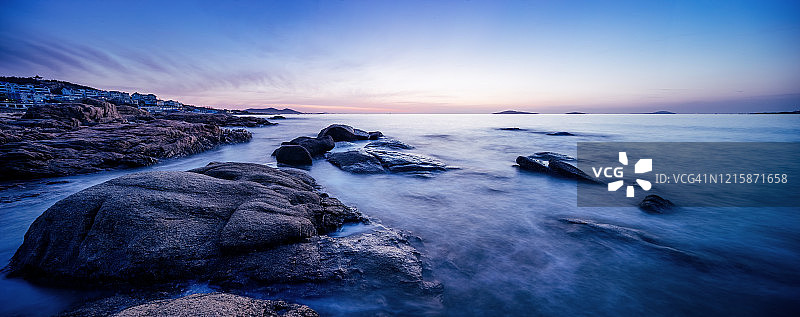 清晨的礁石海岸线图片素材