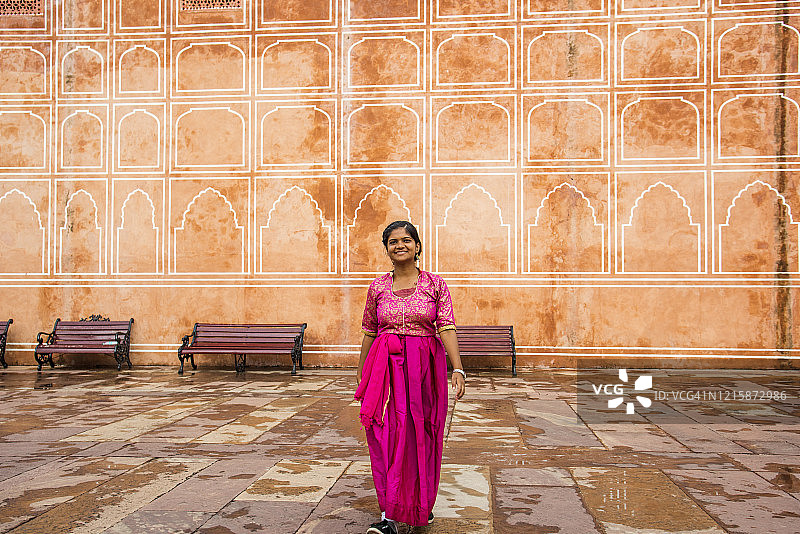印度拉贾斯坦邦斋浦尔城市宫殿的印度年轻女游客图片素材