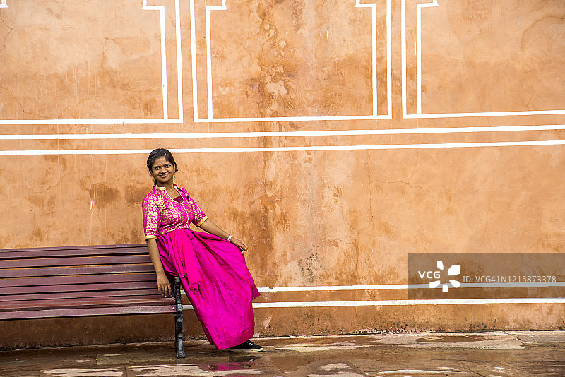 印度拉贾斯坦邦斋浦尔城市宫殿的印度年轻女游客图片素材