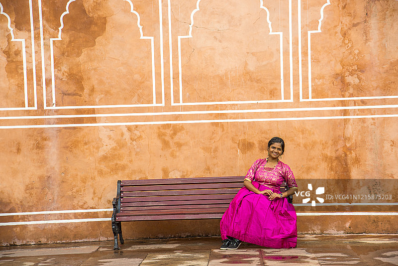 印度拉贾斯坦邦斋浦尔城市宫殿的印度年轻女游客图片素材