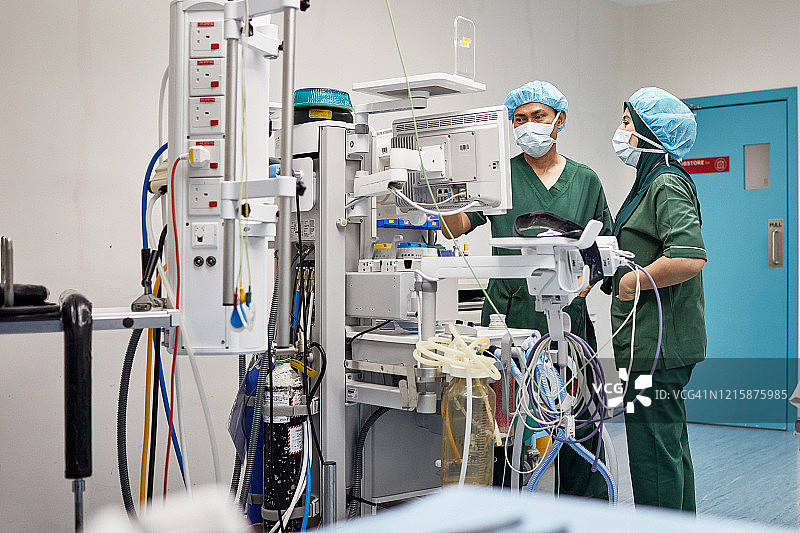 外科医生和护士在手术室检查监视器图片素材