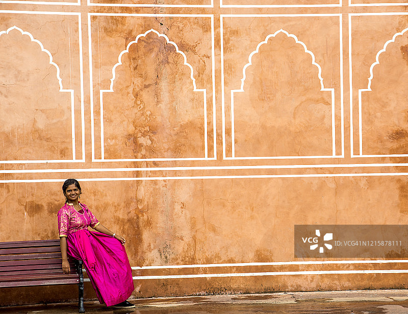 印度拉贾斯坦邦斋浦尔城市宫殿的印度年轻女游客图片素材