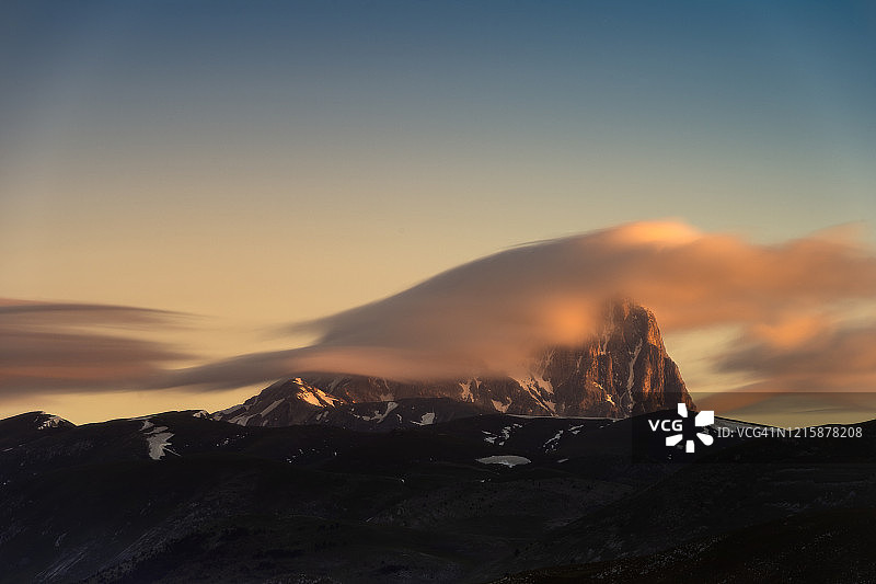 意大利翁布里亚佩鲁贾蒙特西比里尼国家公园附近卡斯特卢奇奥风光图片素材