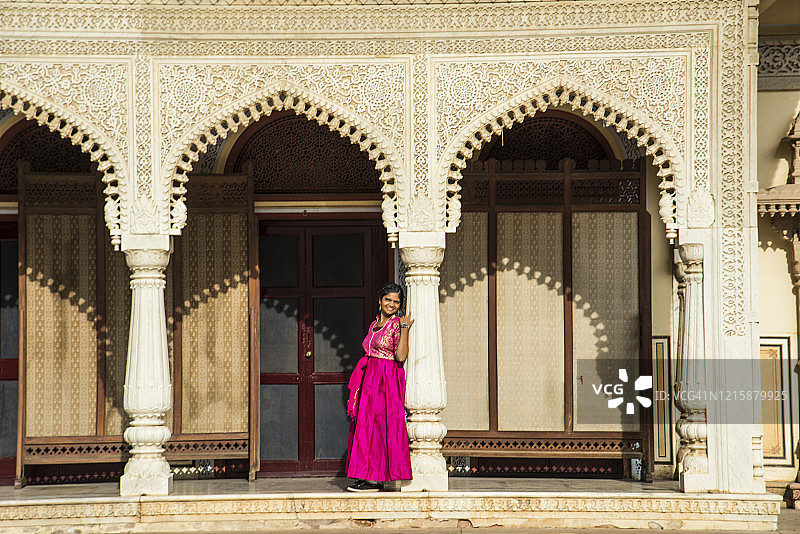 印度拉贾斯坦邦斋浦尔城市宫殿的印度年轻女游客图片素材