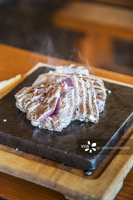 石头上烹制的牛肉图片素材