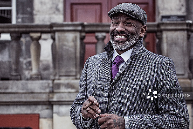 老城市中黑色复古黑帮男子的肖像图片素材