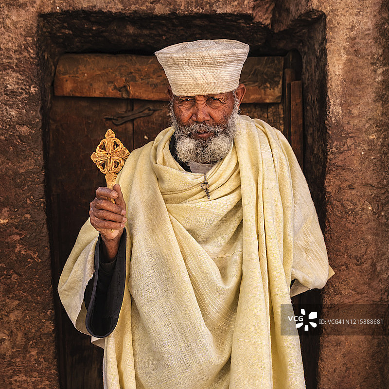 埃塞俄比亚拉利贝拉岩石教堂的天主教神父图片素材